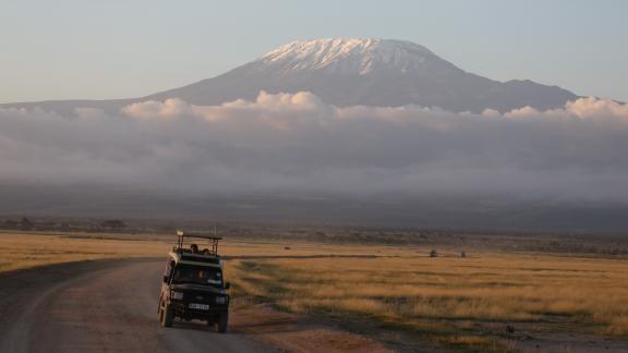 Safariajelu-Amboselin-kansallispuistossa-Kenia