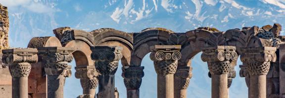 Zvartnos-temppelin-rauniot-ja-Ararat-vuori-Jerevan-Armenia-Olympia