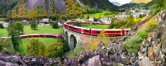 Bernina-Express-mutkittelee-vuoren-rinnetta-Sveitsista-Italiaan