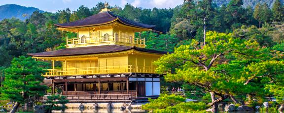 Kinkaku-jin kaunis Kultaisen paviljongin temppeli Kioto Japani Olympia