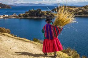 Bolivialainen-nainen-ja-Aurikosaari-Isla-de-Sol
