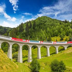 Bernina-Express-matka-taittuu-kauniissa-maisemissa-Sveitsista-Italiaan