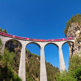 Bernina-Express-uskomaton-junamatka-Olympia-Kaukomatkat