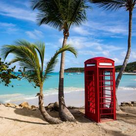 Puhelinkoppi rannalla Antigua-Olympia