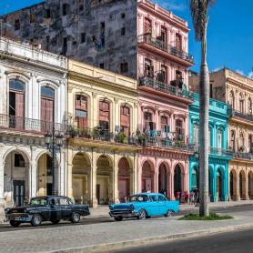 Varikkaat-vanhat--talot-hallitsevat-katukuvaa-Havanna-Kuuba-Olympia