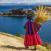 Bolivialainen nainen kävelemässä Aurinkosaarella