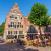 Koristeellisia punatiilitaloja ja terassi aukiolla Oudewaterin keskustassa Hollannissa