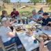 Ruokailuhetki puiden katveessa San Antonio de Areco Argentiina